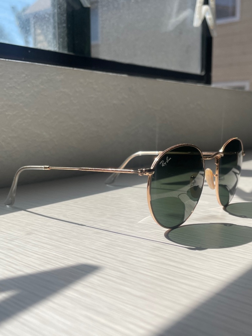 Ray-Ban Round Metal Sunglasses in Arista Gold with Green lenses and Leather Case - Picture 2 of 9